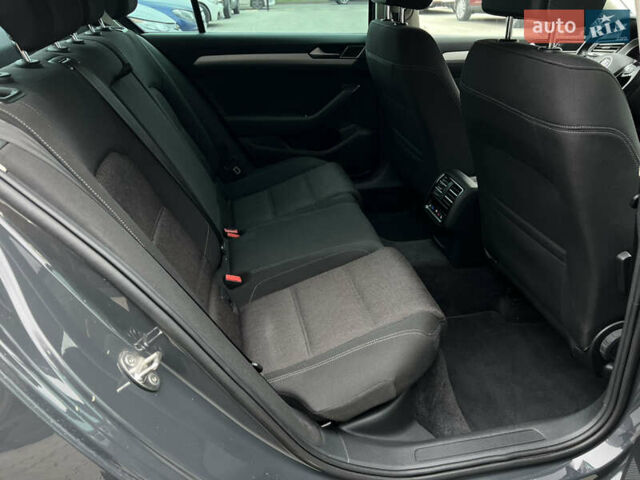 Серый Фольксваген Пассат, объемом двигателя 2 л и пробегом 171 тыс. км за 17300 $, фото 25 на Automoto.ua