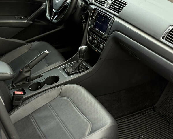 Серый Фольксваген Пассат, объемом двигателя 1.8 л и пробегом 255 тыс. км за 12500 $, фото 42 на Automoto.ua