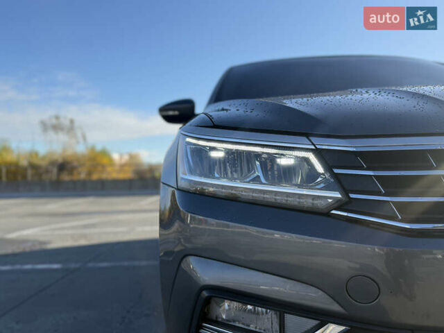 Сірий Фольксваген Пассат, об'ємом двигуна 1.8 л та пробігом 193 тис. км за 15000 $, фото 10 на Automoto.ua