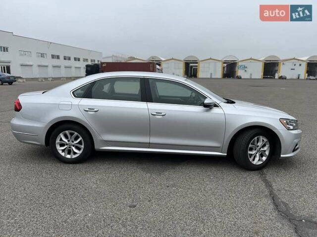 Серый Фольксваген Пассат, объемом двигателя 1.8 л и пробегом 176 тыс. км за 12800 $, фото 4 на Automoto.ua