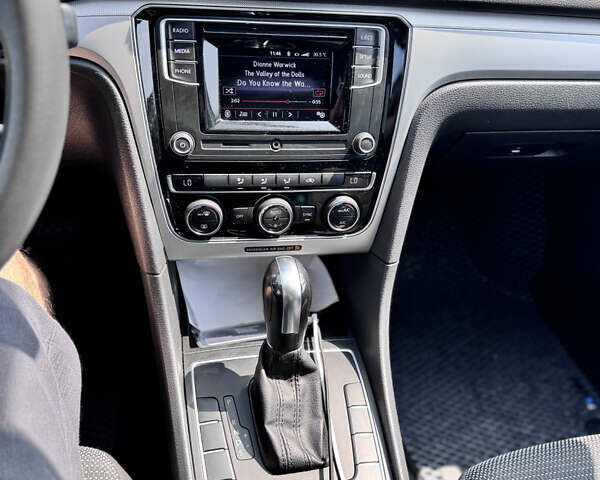 Серый Фольксваген Пассат, объемом двигателя 1.8 л и пробегом 149 тыс. км за 11900 $, фото 16 на Automoto.ua