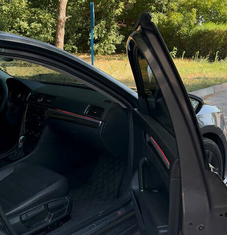 Серый Фольксваген Пассат, объемом двигателя 1.8 л и пробегом 120 тыс. км за 17400 $, фото 5 на Automoto.ua