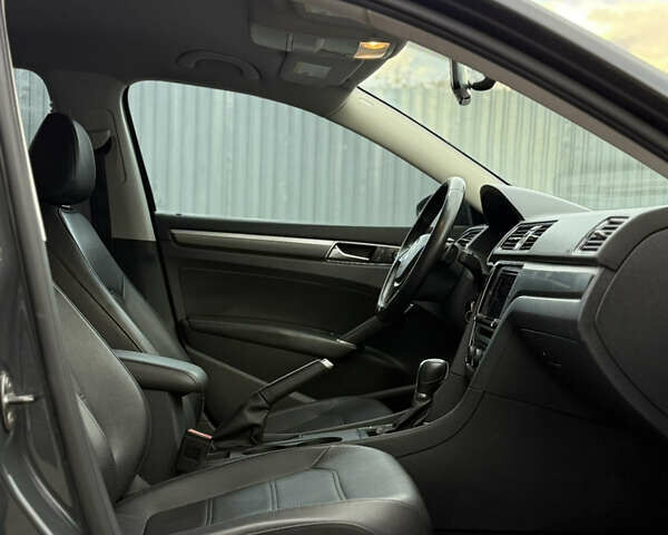 Серый Фольксваген Пассат, объемом двигателя 1.8 л и пробегом 255 тыс. км за 12500 $, фото 47 на Automoto.ua