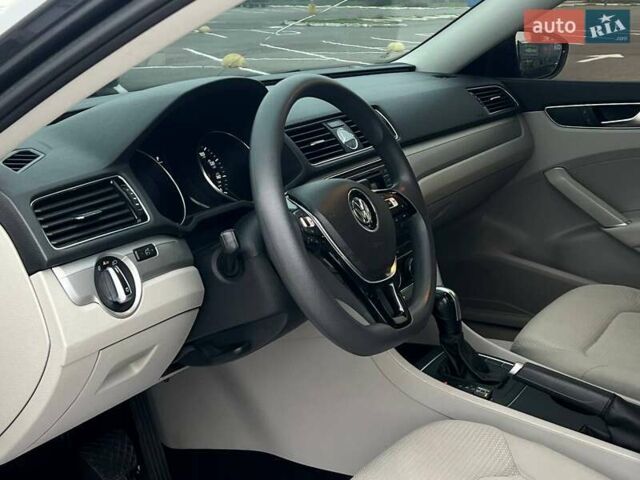Сірий Фольксваген Пассат, об'ємом двигуна 1.8 л та пробігом 145 тис. км за 11700 $, фото 11 на Automoto.ua