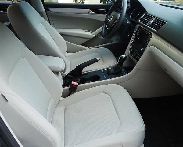 Серый Фольксваген Пассат, объемом двигателя 1.8 л и пробегом 157 тыс. км за 14000 $, фото 14 на Automoto.ua