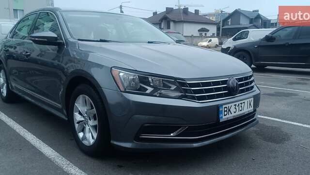 Серый Фольксваген Пассат, объемом двигателя 1.8 л и пробегом 187 тыс. км за 12750 $, фото 2 на Automoto.ua