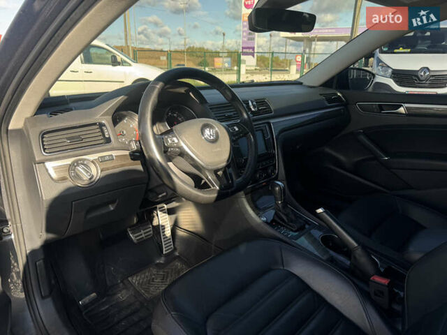 Серый Фольксваген Пассат, объемом двигателя 2 л и пробегом 169 тыс. км за 17000 $, фото 4 на Automoto.ua