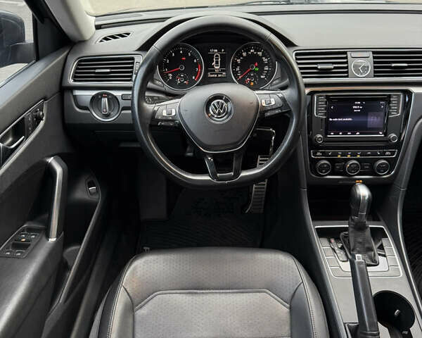 Серый Фольксваген Пассат, объемом двигателя 1.8 л и пробегом 255 тыс. км за 12500 $, фото 37 на Automoto.ua