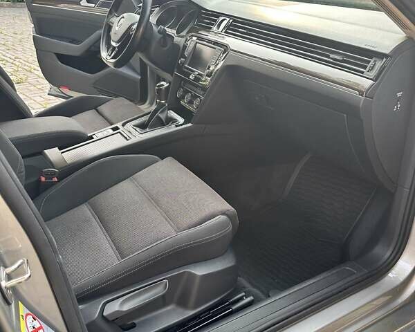 Серый Фольксваген Пассат, объемом двигателя 1.97 л и пробегом 207 тыс. км за 18200 $, фото 17 на Automoto.ua