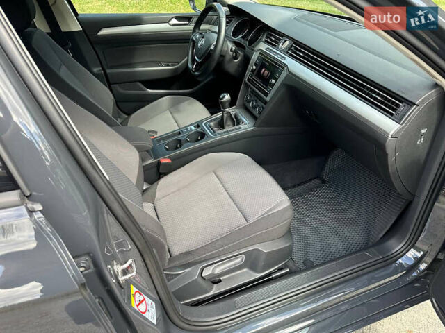Сірий Фольксваген Пассат, об'ємом двигуна 1.6 л та пробігом 230 тис. км за 12500 $, фото 7 на Automoto.ua