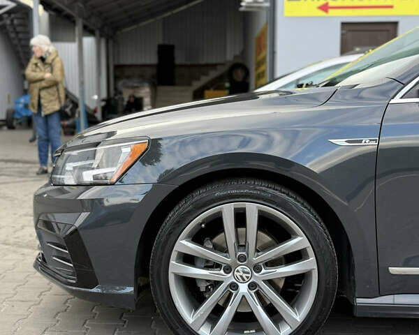 Серый Фольксваген Пассат, объемом двигателя 1.8 л и пробегом 255 тыс. км за 12500 $, фото 19 на Automoto.ua