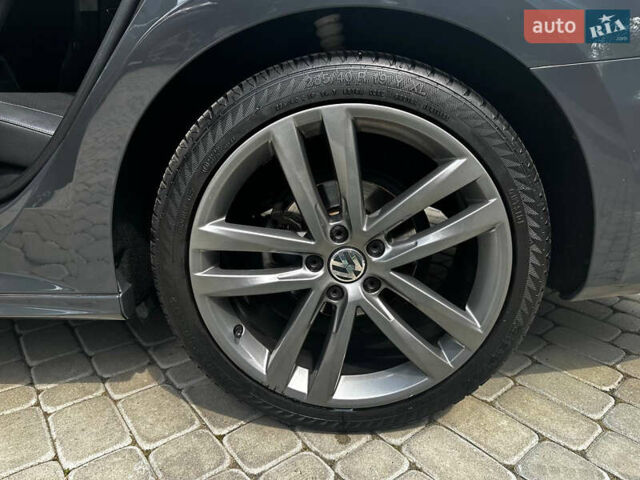 Серый Фольксваген Пассат, объемом двигателя 1.8 л и пробегом 137 тыс. км за 15000 $, фото 6 на Automoto.ua