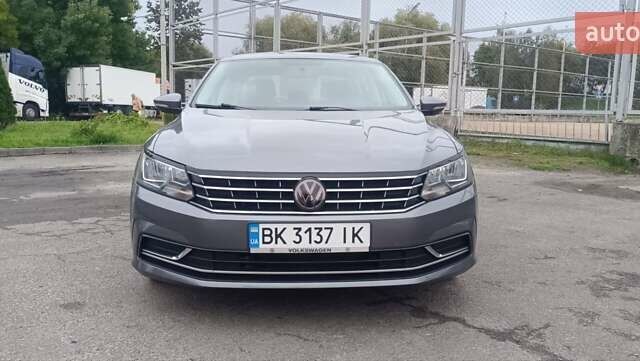 Серый Фольксваген Пассат, объемом двигателя 1.8 л и пробегом 187 тыс. км за 13800 $, фото 7 на Automoto.ua
