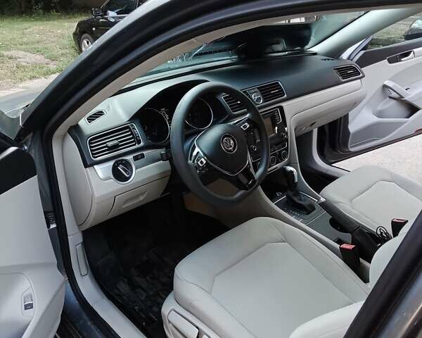 Серый Фольксваген Пассат, объемом двигателя 1.8 л и пробегом 157 тыс. км за 14000 $, фото 11 на Automoto.ua