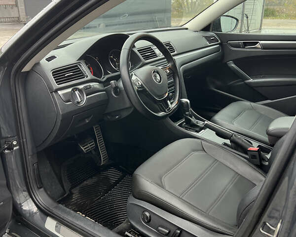 Серый Фольксваген Пассат, объемом двигателя 1.8 л и пробегом 175 тыс. км за 13300 $, фото 9 на Automoto.ua