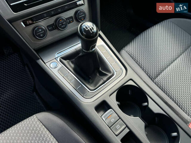 Сірий Фольксваген Пассат, об'ємом двигуна 1.6 л та пробігом 230 тис. км за 12500 $, фото 15 на Automoto.ua