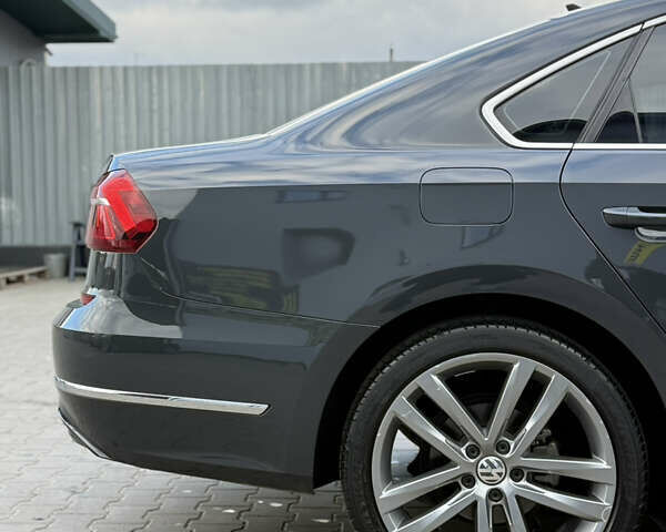 Серый Фольксваген Пассат, объемом двигателя 1.8 л и пробегом 255 тыс. км за 12500 $, фото 10 на Automoto.ua