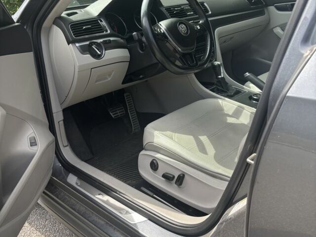 Сірий Фольксваген Пассат, об'ємом двигуна 0 л та пробігом 123 тис. км за 13700 $, фото 12 на Automoto.ua