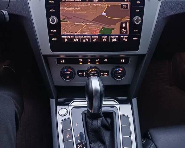 Серый Фольксваген Пассат, объемом двигателя 1.6 л и пробегом 145 тыс. км за 16300 $, фото 41 на Automoto.ua