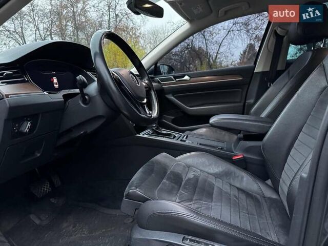 Серый Фольксваген Пассат, объемом двигателя 1.8 л и пробегом 215 тыс. км за 19990 $, фото 31 на Automoto.ua