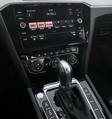 Фольксваген Пассат 2019 в Кривом Роге на Automoto.ua Серый Фольксваген Пассат, объемом двигателя 2 л и пробегом 237 тыс. км за 21000 $, фото 92 на Automoto.ua