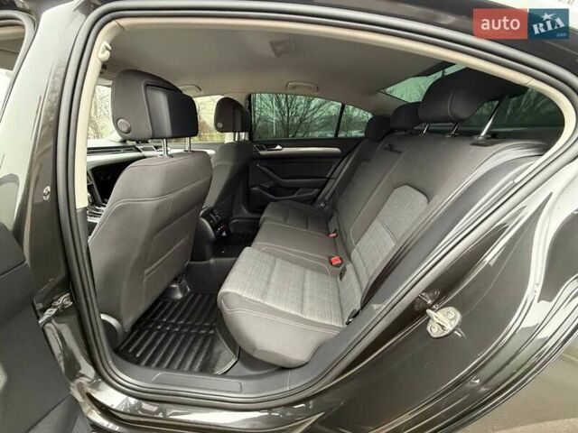 Серый Фольксваген Пассат, объемом двигателя 1.97 л и пробегом 207 тыс. км за 24000 $, фото 63 на Automoto.ua