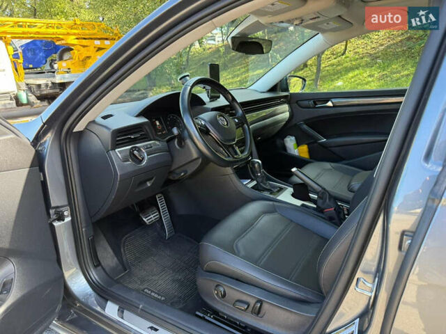 Сірий Фольксваген Пассат, об'ємом двигуна 2 л та пробігом 173 тис. км за 18350 $, фото 4 на Automoto.ua