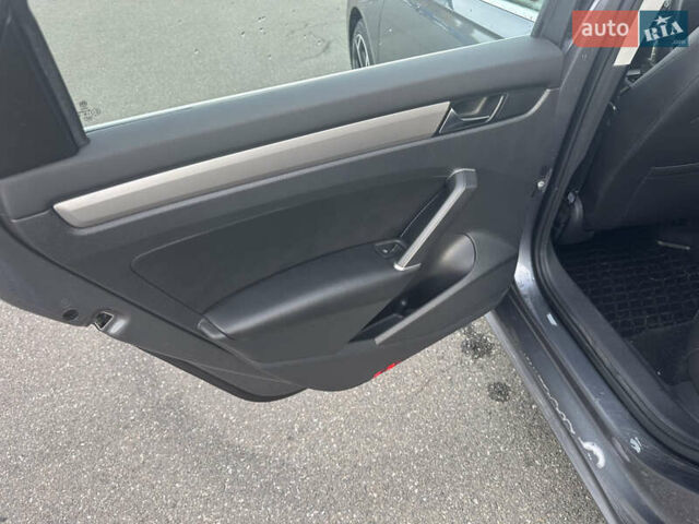 Фольксваген Пассат 2020 в Киеве на Automoto.ua Серый Фольксваген Пассат, объемом двигателя 2 л и пробегом 129 тыс. км за 17999 $, фото 30 на Automoto.ua