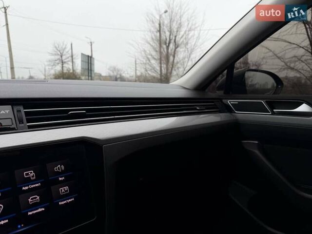 Серый Фольксваген Пассат, объемом двигателя 1.97 л и пробегом 207 тыс. км за 24000 $, фото 143 на Automoto.ua