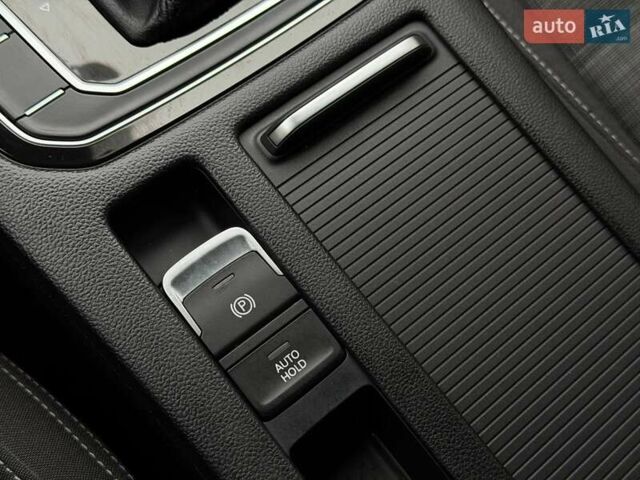 Серый Фольксваген Пассат, объемом двигателя 1.97 л и пробегом 207 тыс. км за 24000 $, фото 141 на Automoto.ua