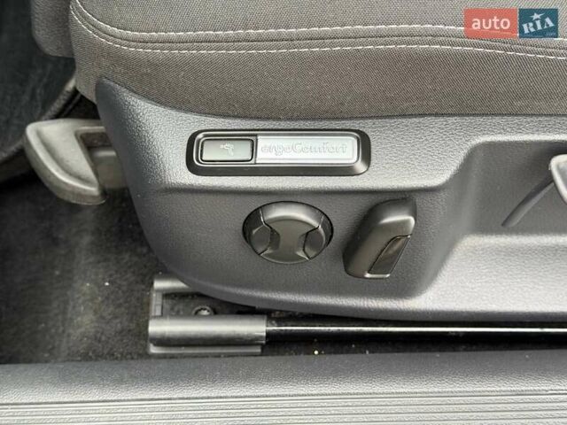 Серый Фольксваген Пассат, объемом двигателя 1.97 л и пробегом 207 тыс. км за 24000 $, фото 74 на Automoto.ua
