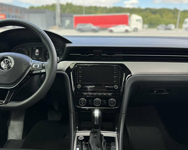 Фольксваген Пассат 2021 у Дубно на Automoto.ua Сірий Фольксваген Пассат, об'ємом двигуна 2 л та пробігом 162 тис. км за 16499 $, фото 30 на Automoto.ua