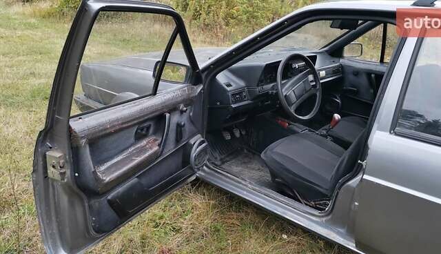 Сірий Фольксваген Пассат, об'ємом двигуна 1.8 л та пробігом 330 тис. км за 990 $, фото 18 на Automoto.ua