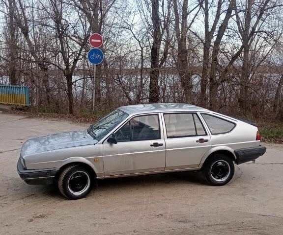 Серый Фольксваген Пассат, объемом двигателя 1.6 л и пробегом 138 тыс. км за 709 $, фото 5 на Automoto.ua