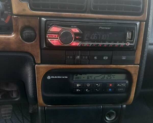 Серый Фольксваген Пассат, объемом двигателя 1.6 л и пробегом 295 тыс. км за 2600 $, фото 4 на Automoto.ua