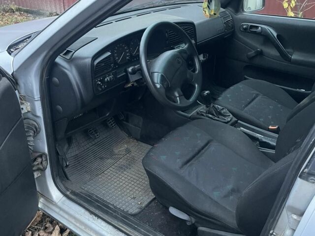 Серый Фольксваген Пассат, объемом двигателя 2 л и пробегом 430 тыс. км за 1000 $, фото 2 на Automoto.ua