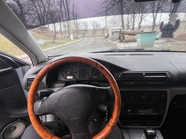 Серый Фольксваген Пассат, объемом двигателя 1.6 л и пробегом 300 тыс. км за 2000 $, фото 7 на Automoto.ua