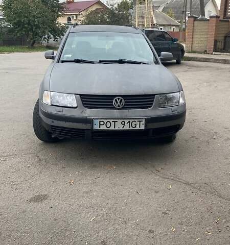 Серый Фольксваген Пассат, объемом двигателя 1.9 л и пробегом 470 тыс. км за 2000 $, фото 1 на Automoto.ua
