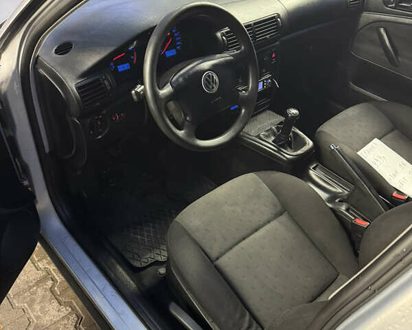 Серый Фольксваген Пассат, объемом двигателя 1.6 л и пробегом 170 тыс. км за 3599 $, фото 12 на Automoto.ua