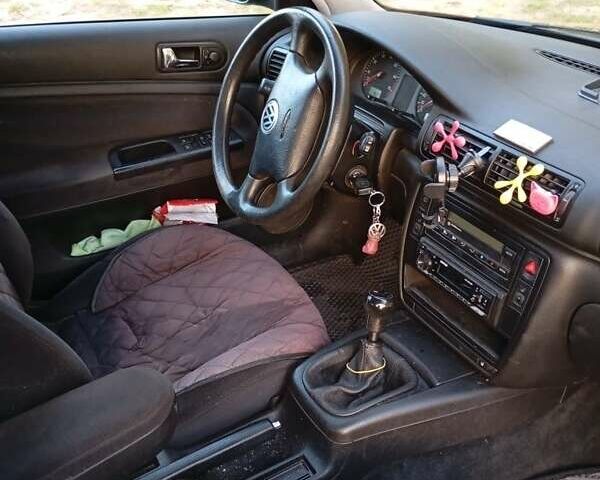 Серый Фольксваген Пассат, объемом двигателя 1.8 л и пробегом 185 тыс. км за 4000 $, фото 3 на Automoto.ua