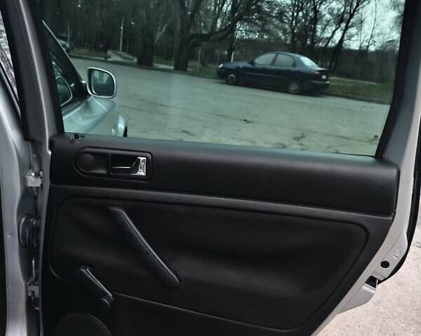 Сірий Фольксваген Пассат, об'ємом двигуна 1.6 л та пробігом 276 тис. км за 5000 $, фото 12 на Automoto.ua