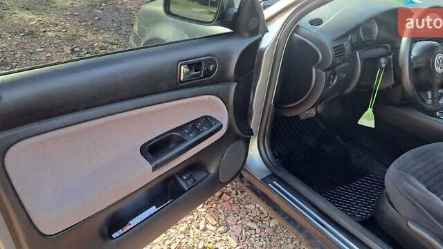 Серый Фольксваген Пассат, объемом двигателя 2.5 л и пробегом 298 тыс. км за 3999 $, фото 11 на Automoto.ua