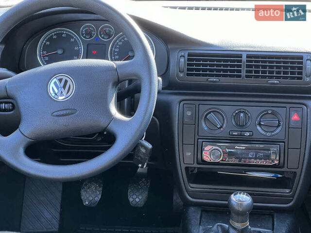 Серый Фольксваген Пассат, объемом двигателя 1.6 л и пробегом 198 тыс. км за 4400 $, фото 26 на Automoto.ua