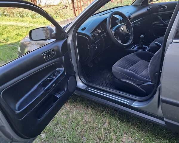 Серый Фольксваген Пассат, объемом двигателя 1.6 л и пробегом 205 тыс. км за 5300 $, фото 17 на Automoto.ua