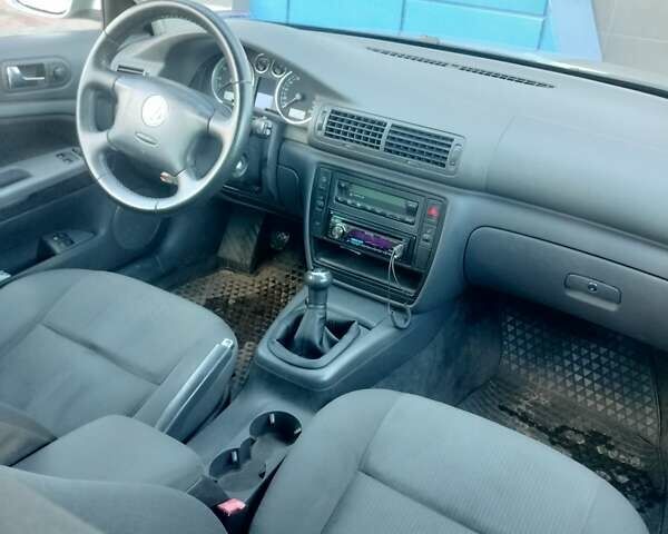 Серый Фольксваген Пассат, объемом двигателя 1.6 л и пробегом 245 тыс. км за 4600 $, фото 5 на Automoto.ua