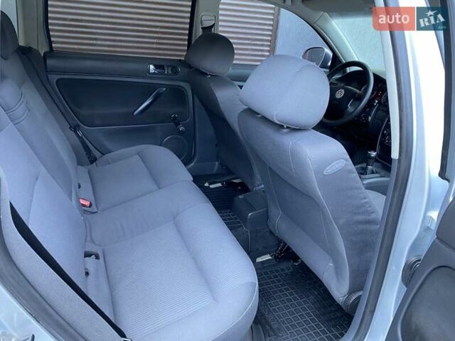 Серый Фольксваген Пассат, объемом двигателя 1.6 л и пробегом 335 тыс. км за 3999 $, фото 9 на Automoto.ua