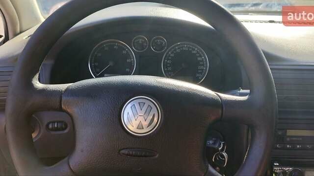 Серый Фольксваген Пассат, объемом двигателя 1.6 л и пробегом 260 тыс. км за 4000 $, фото 5 на Automoto.ua