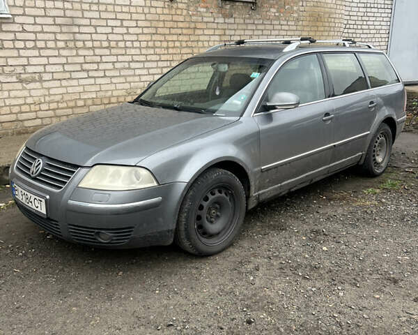 Серый Фольксваген Пассат, объемом двигателя 2.5 л и пробегом 330 тыс. км за 5000 $, фото 1 на Automoto.ua
