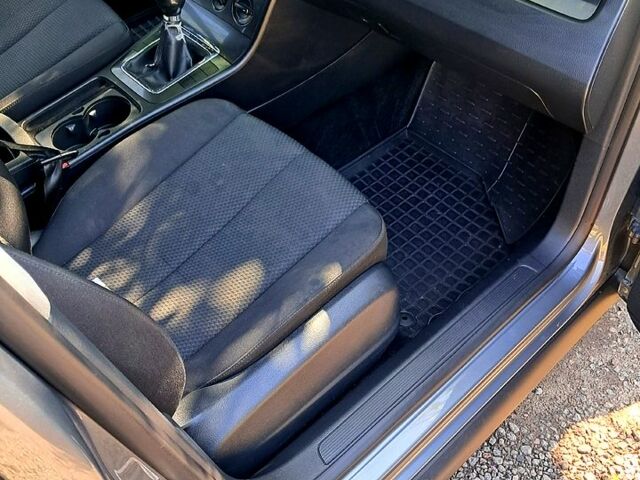 Серый Фольксваген Пассат, объемом двигателя 1.6 л и пробегом 298 тыс. км за 5950 $, фото 2 на Automoto.ua