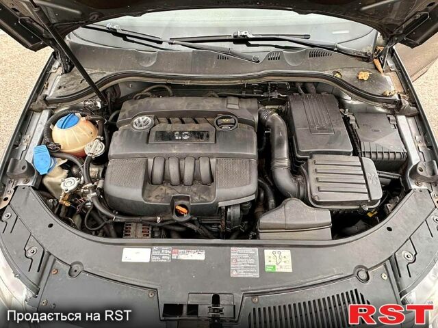 Серый Фольксваген Пассат, объемом двигателя 1.6 л и пробегом 300 тыс. км за 5500 $, фото 5 на Automoto.ua